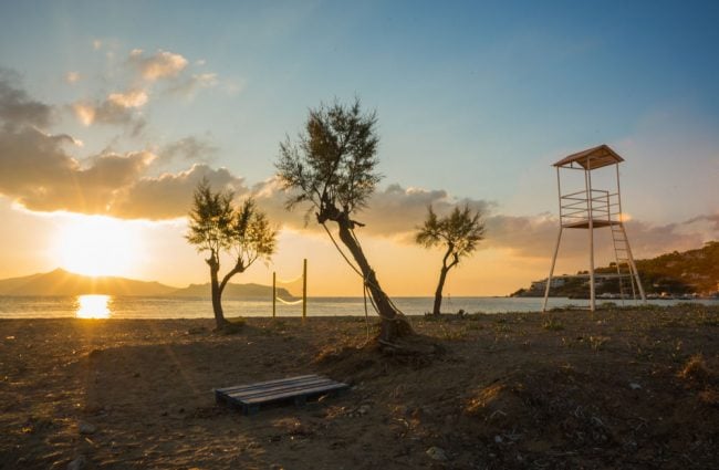 playa en la isla agistri grecia